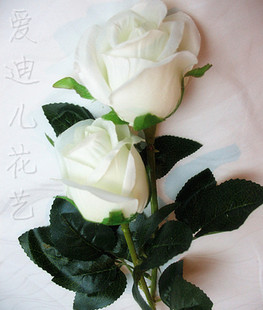 仿真白色玫瑰花丝印叶子婚庆装饰花婚礼拍摄道具包心带杆厂家直销