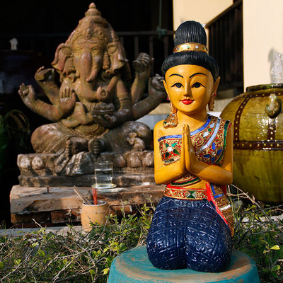 泰国装饰品传统迎宾木偶招财人偶跪姿门迎木雕艺术品大型落地摆件