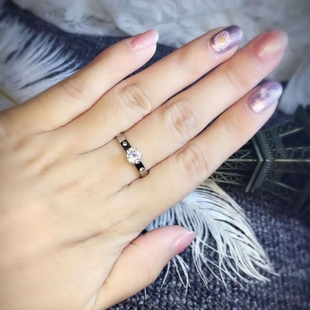 2016卡家新款女一克拉四小钻戒指女友生日礼物时尚钛钢不掉色戒指