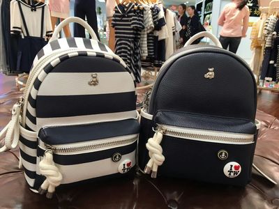 香港代购小熊维尼双肩包2016新款条纹书包旅行背包休闲潮包女包