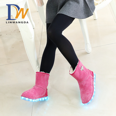林旺达冬季羊皮毛一体雪地靴女中筒靴保暖棉鞋发光夜光LED充电靴