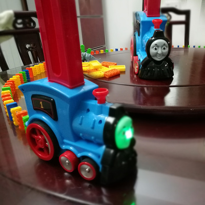 益智多米诺骨牌电动投放小火车头自动发牌摆放多米若儿童塑料玩具