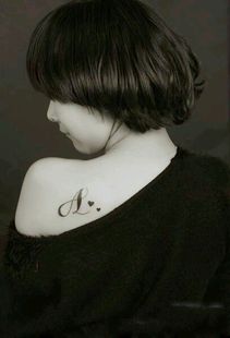 创意英文字母 仿真纹身贴纸持久男 女生小清新 肩部 腿上 胸部手